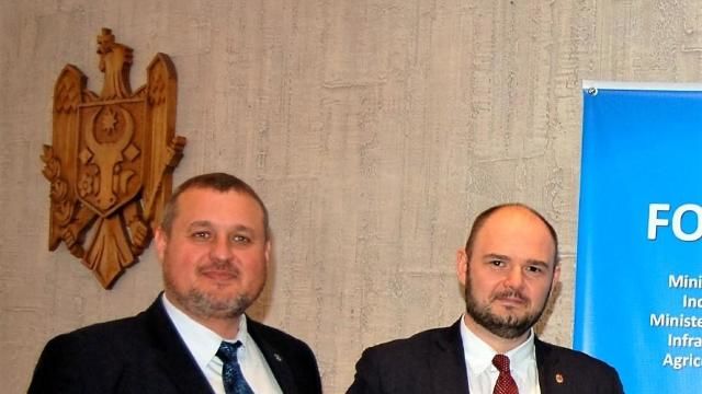 Два депутата перешли на сторону министра обороны Анатола Шалару.
