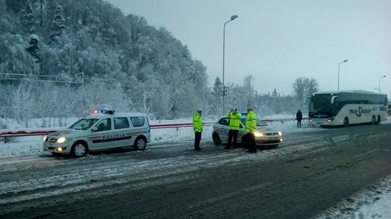 Vreme rea şi în România. Drumuri închise și oameni fără lumină. Foto: digi24.ro