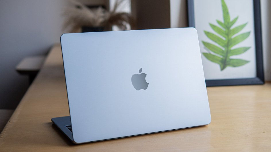 Apple pregătește lansarea unui MacBook accesibil cu procesor de iPhone.