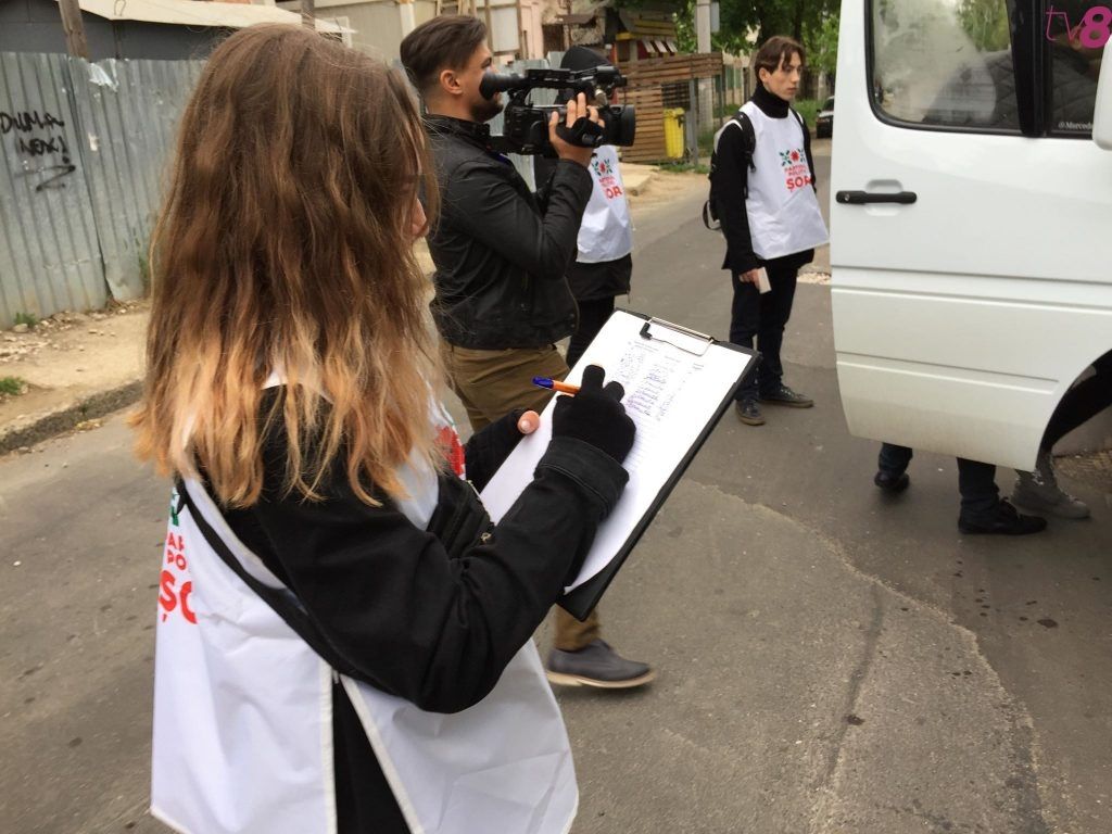 Десятки автобусов привозят людей на концерт, организованный партией «Шор». Фото: TV8
