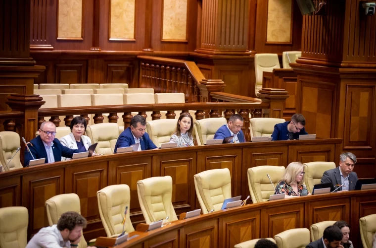 Парламент одобрил отставку Лилиана Енчу с должности члена ЦИК.