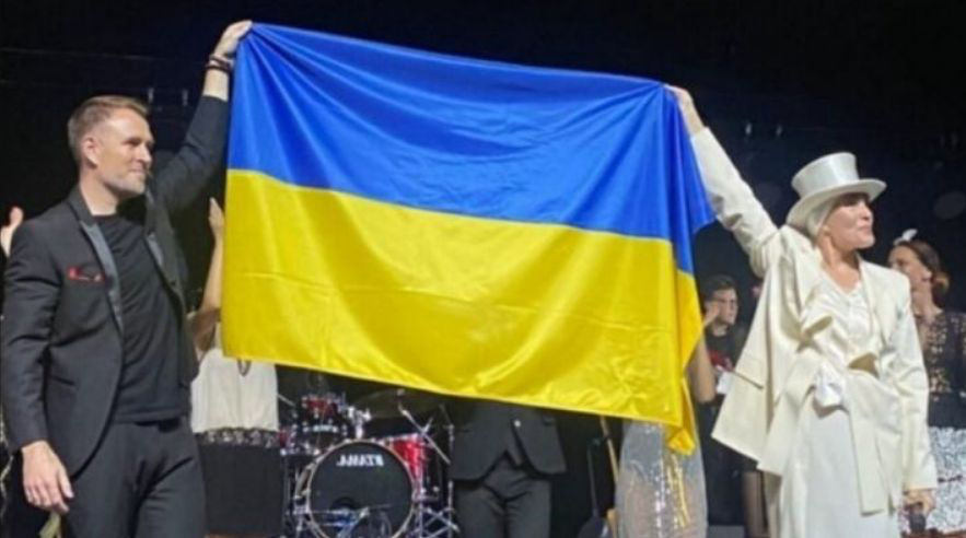 Муж Вайкуле объяснил причину ее выступления с флагом Украины.