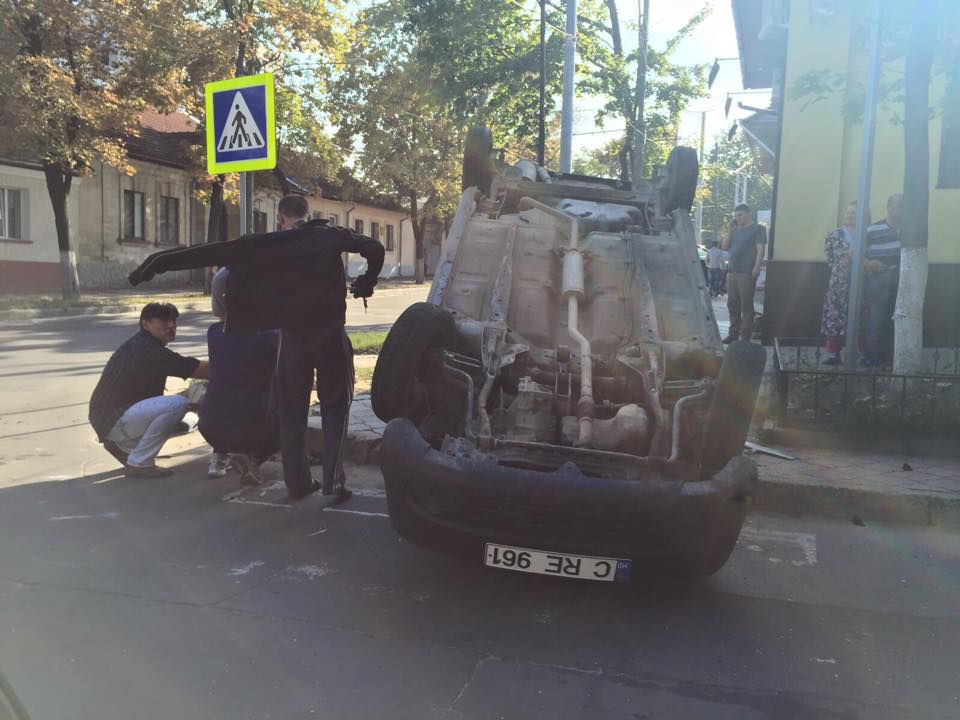 Un automobil s-a răsturnat și a ajuns pe trotuar, după ce a fost lovit lateral de un alt automobil care circula în trafic. Foto: facebook.com/smotra.md