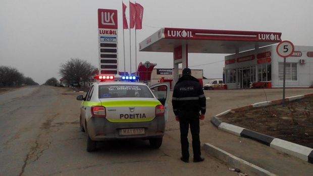 La faţa locului s-a prezentat un echipaj al Grupei Operative, care i-a escortat pe cei trei tineri inspectorat pentru audieri. Cei trei tineri au fost reținuţi pentru 24 de ore.