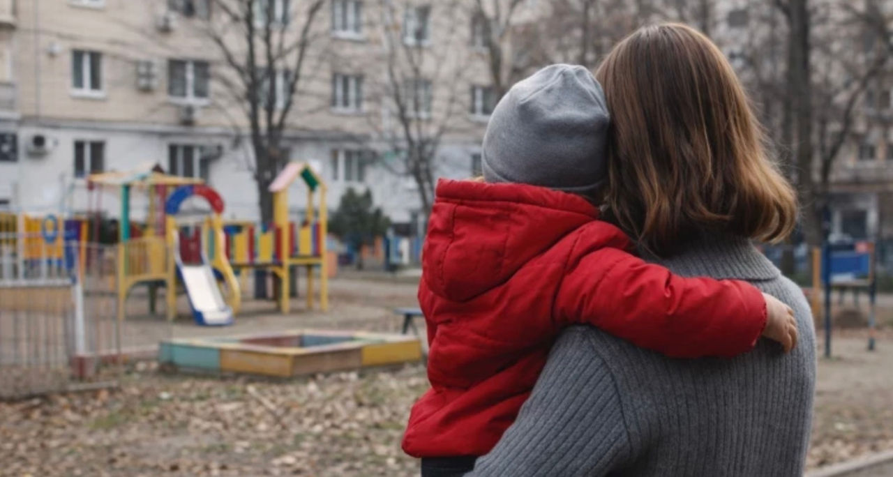O mamă singură nu reușește să își înscrie copilul la o grădiniță publică din cauza lipsei vizei de reședință.