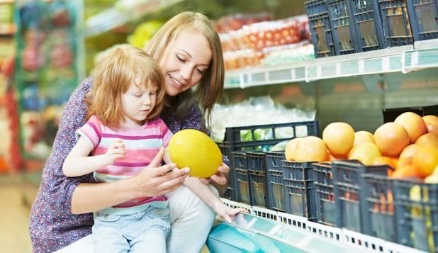 Motivul pentru care părinţii cheltuiesc mai mult decât îşi pot permite