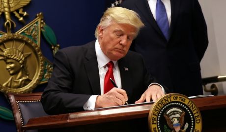 Trump a semnat legea care înăsprește sancțiunile împotriva Rusiei
