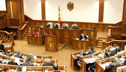 Согласно процедуре, у парламента есть 72 часа на выражение вотума недоверия правительству за то, что оно взяло ответственность.