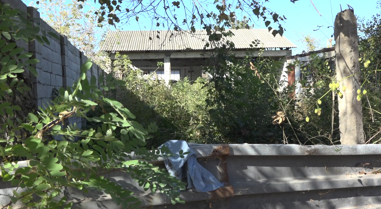 Заброшенный участок в центре Бельц превратили в свалку.