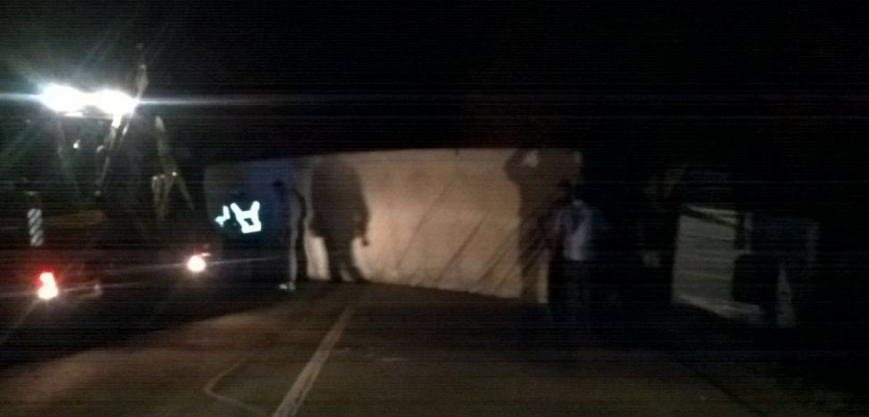 Un preot beat criţă s-a răsturnat cu un tir încărcat cu ciment. Foto: adevarul.ro