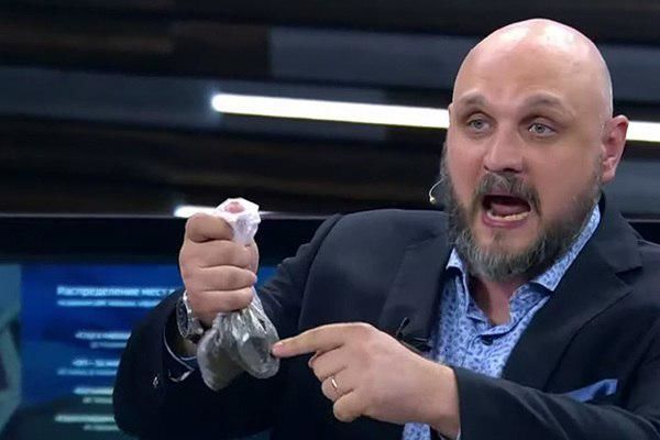 Украинского политолога попытались заставить целовать землю Украины.