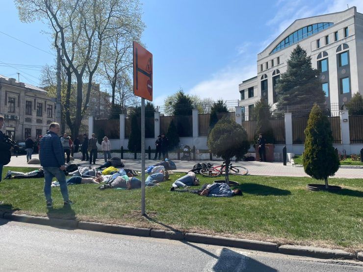 Протест у посольства РФ в Кишиневе: люди лежали на земле со связанными руками.