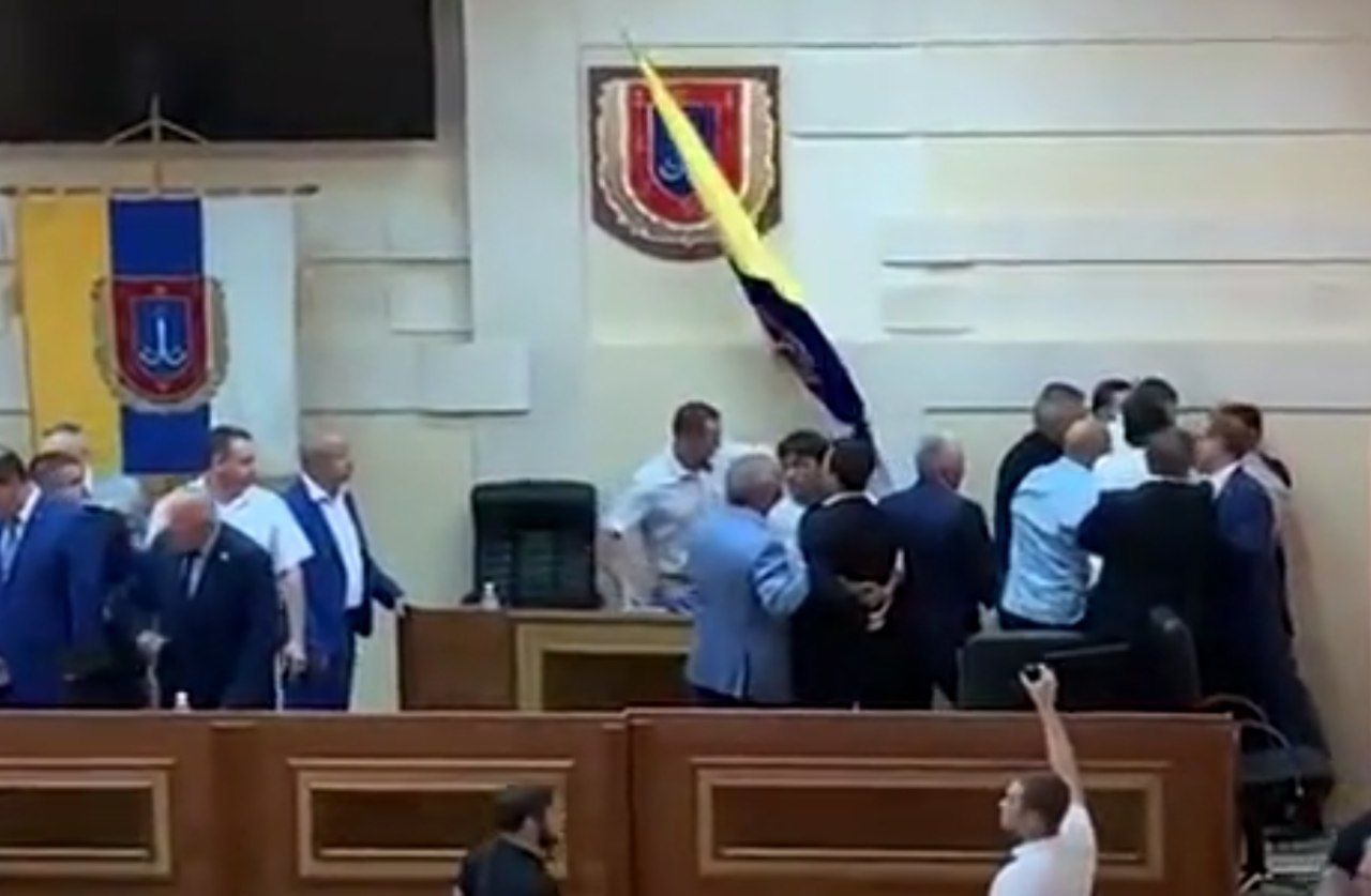 Заседание Одесского областного совета началось с массовой драки. 