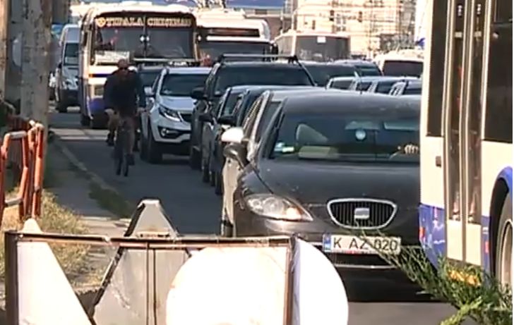 Утром, в часы пик, автомобилисты стояли в образовавшихся пробках.