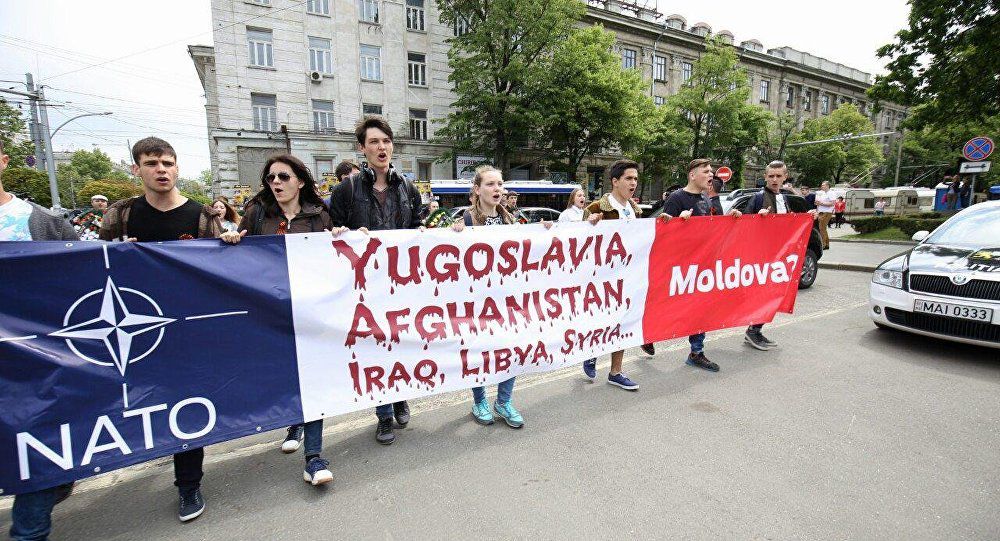 Mai mulți deputați și simpatizanți PSRM protestează în centrul Chișinăului împotriva expunerii tehnicii militare americane. Foto: Sputnik/ Мирослав Ротарь