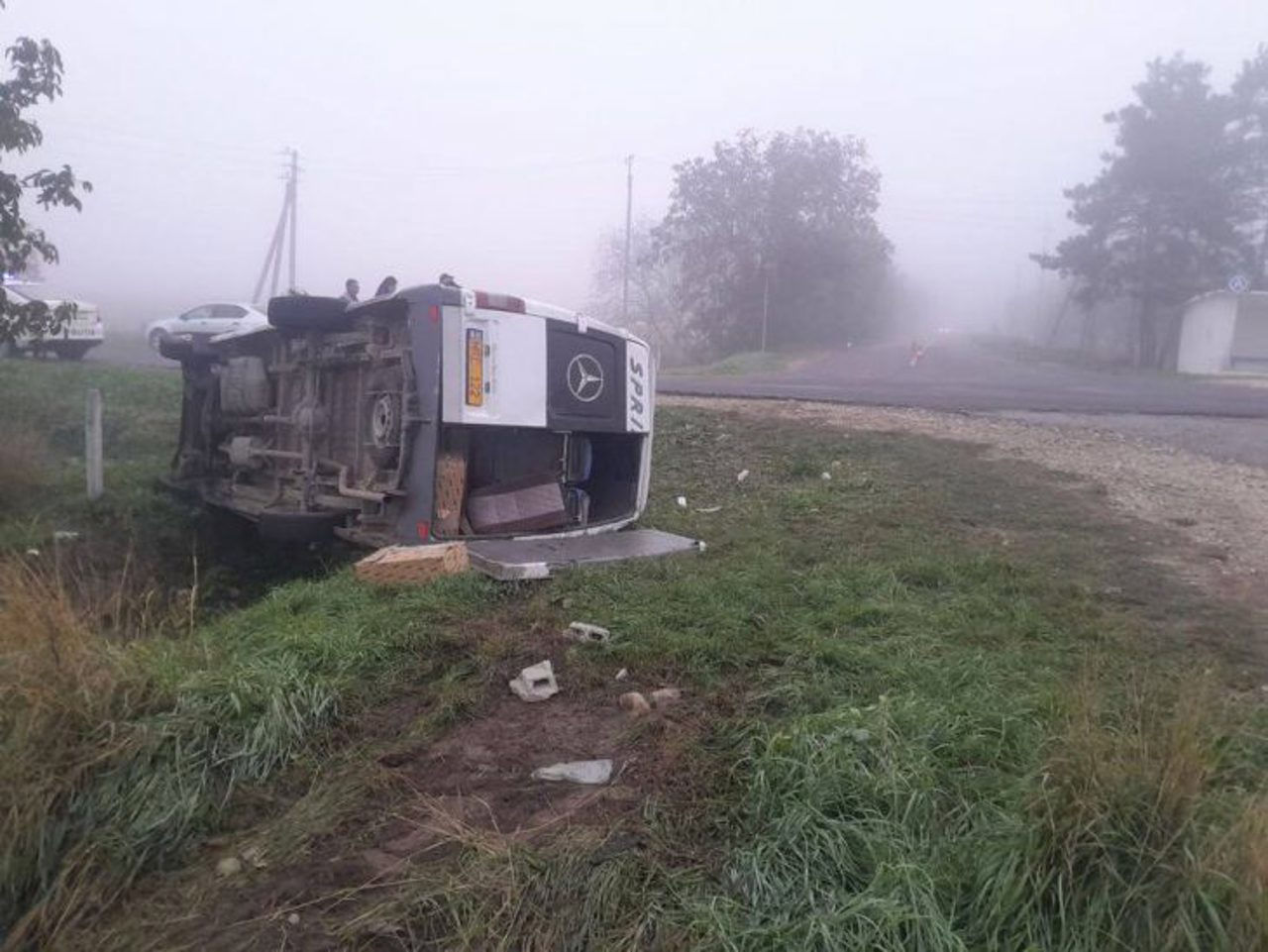Un microbuz de rută a derapat de pe șosea la Cahul. Cinci persoane, transportate la spital.