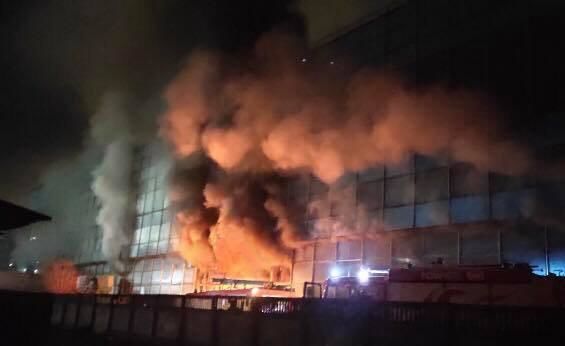 На заводе Мезон вспыхнул пожар.