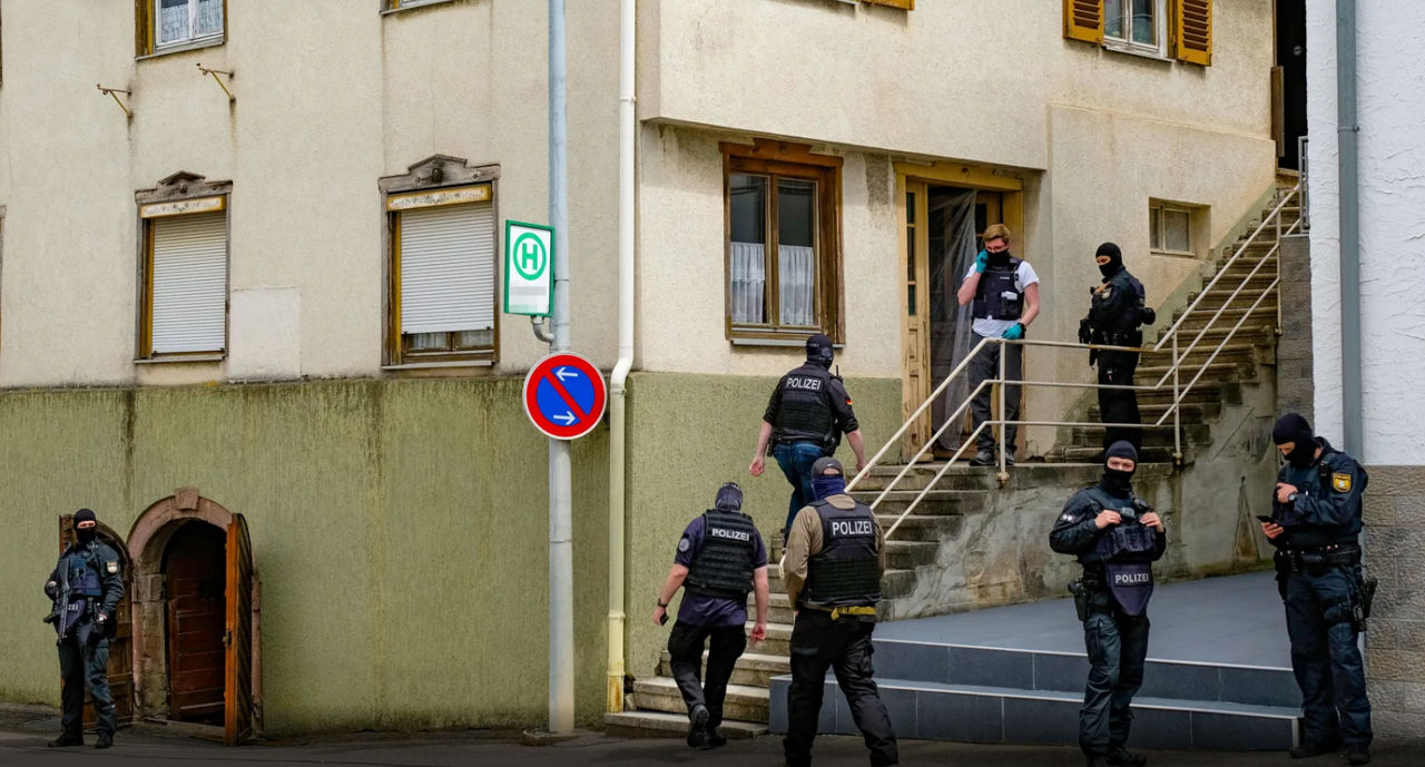 В Германии задержали пенсионеров, которые хотели восстановить "рейх".