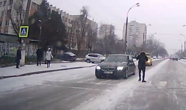 Scandal pe zebră: Un pieton, atacat de șoferul unui BMW