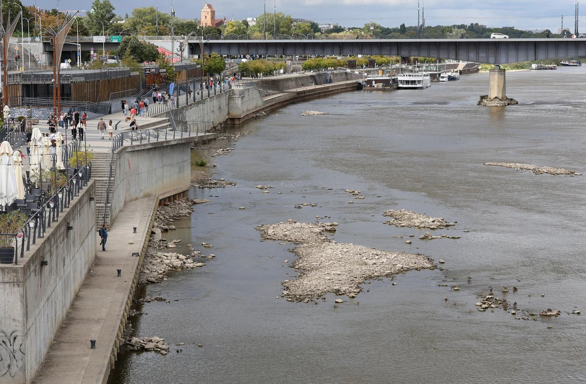 В Варшаве уровень воды в Висле обновил исторический минимум.