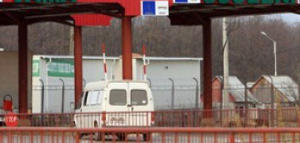 Un moldovean și-a ascuns contrabanda sub fundul pasagerilor. Foto: timpul.md