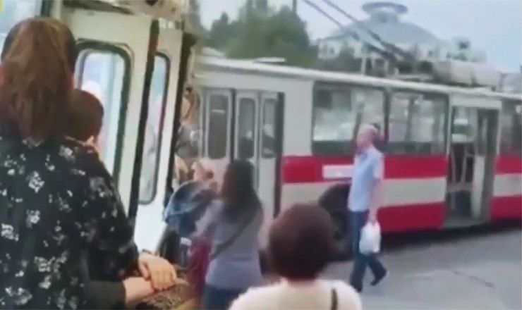 В Кишиневе пассажиры троллейбуса №12 были заблокированы в транспорте из-за того что двери заклинило. 