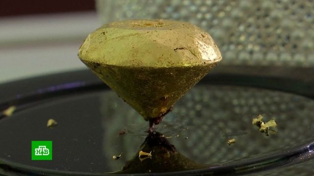 Возле золотой конфеты, представленной на ярмарке, была выставлена охрана.