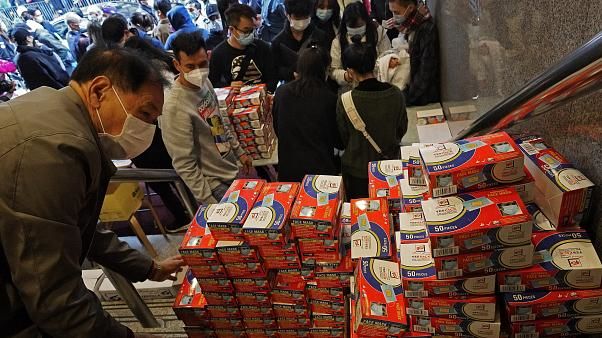 В Пекине закрыли продуктовые рынки после выявления заразившихся коронавирусом.
