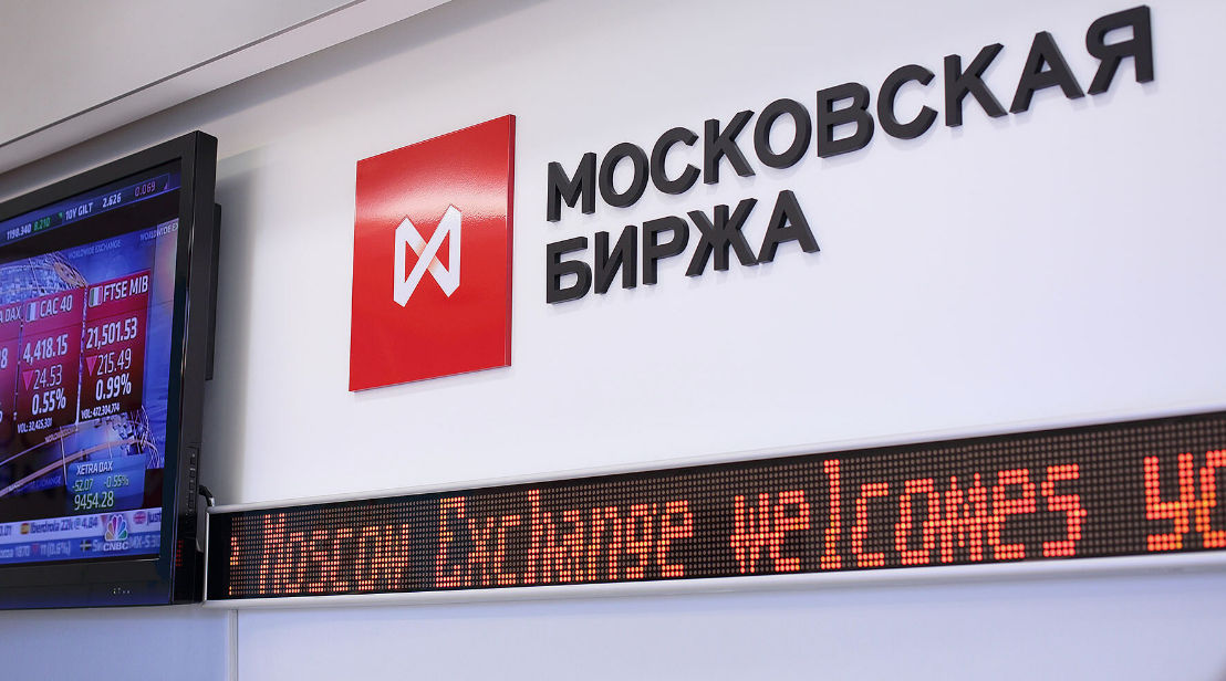 Мосбиржа остановила торги долларом и евро после санкций США.