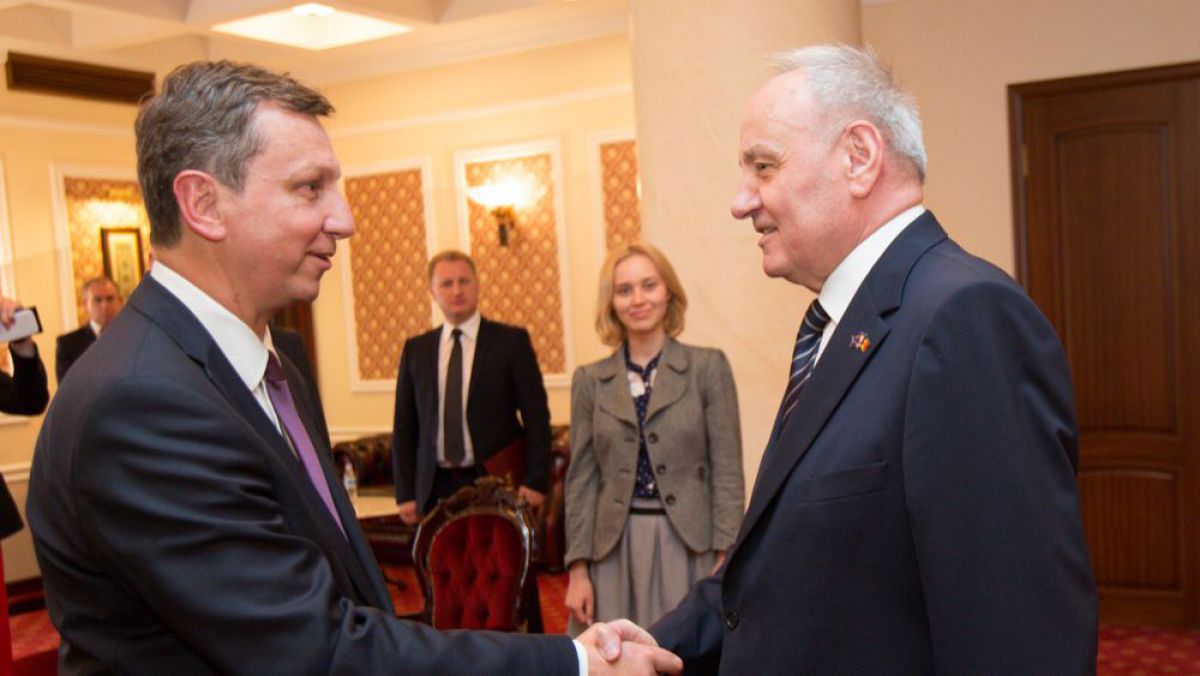 Timofti l-a decorat pe un ministru polonez cu Ordinul de Onoare. Foto: presedinte.md