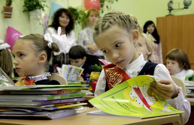 Вторым языком, обязательным для изучения в школах и вузах, должен быть исключительно английский.