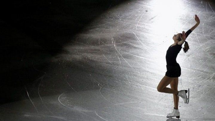 Zeci de copii din Capitală au învăţat să patineze pe gheaţă