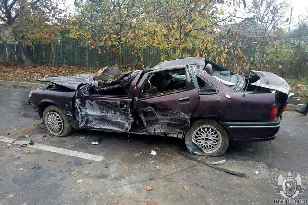 В Рыбнице легковой автомобиль врезался в цементовоз и перевернулся.