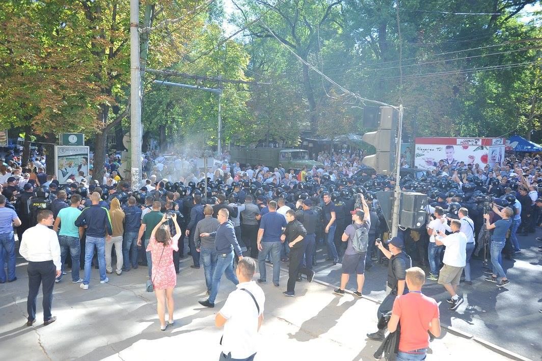 Amnesty International Moldova se arată îngrijorată de utilizarea gazelor lacrimogene de Ziua Independenței.