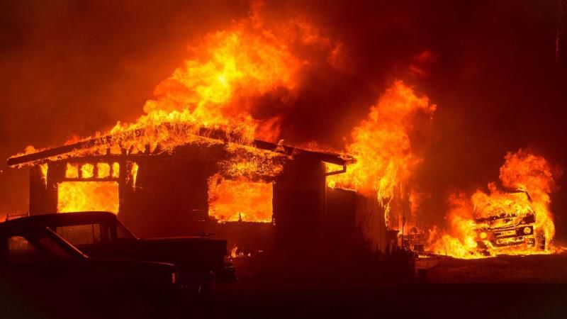 California: Incendii devastatoare. Au început evacuările în masă