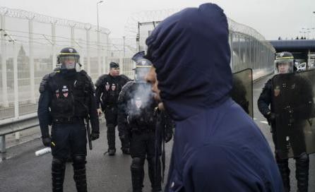 Migranții au aruncat cu diverse obiecte, 16 polițiști fiind răniți cu pietre.