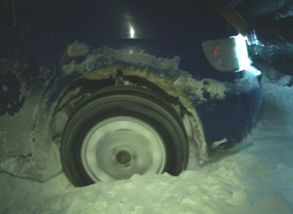 Zeci de masini, dar si cateva autocare pline cu pasageri au ramas blocate, intr-o panta, in apropiere de vama Leuseni.