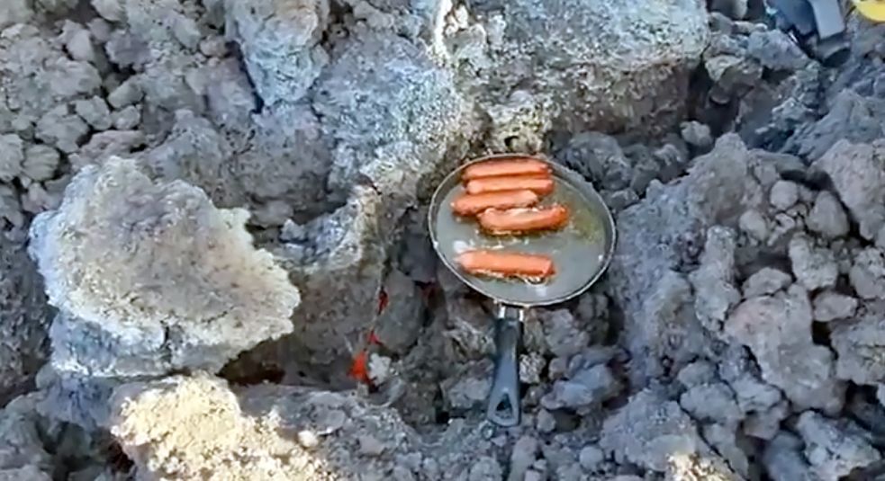 На Камчатке экстремалы жарили сосиски на вулкане.