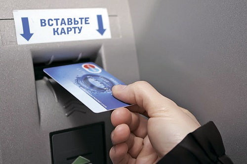 Сотрудники московской полиции задержали двух участников преступной группировки, подозреваемых в похищении денег у держателей банковских карт.