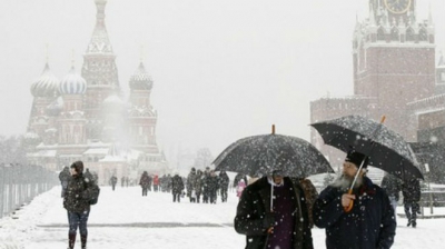 La Moscova a nins. Un strat gros de omăt le-a dat mari bătăi de cap şoferilor.
