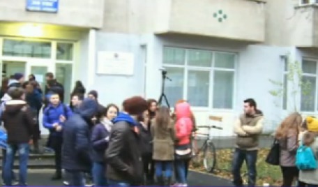 La Timişoara este deja aglomeraţie la singura secţie de votare deschisă pentru alegerile parlamentare din Republica Moldova.
