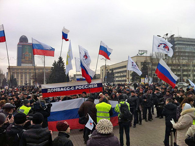 Рядом со зданием Донецкой областной администрации подняли российский флаг. Фото: «Новости Донбасса»