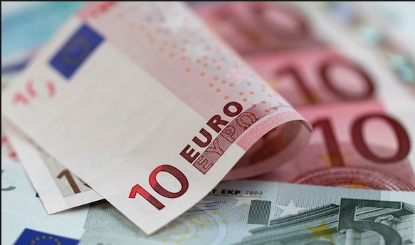 Leul se depreciază în raport cu moneda unică europeană.