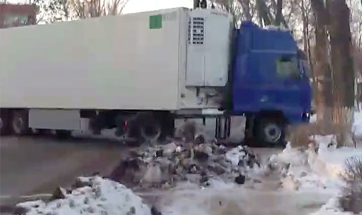Фура заблокировала движение на улице Дечебала в Бельцах.
