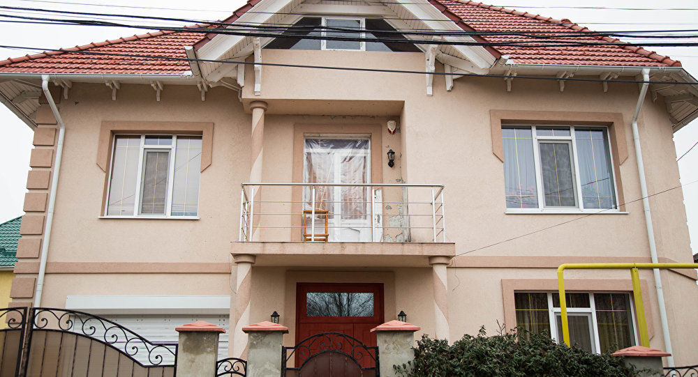La balconul dinspre stradă al casei lui Dorin Drăguţanu a fost aruncată o grenadă de model RG-42. Foto: Sputnik/ Мирослав Ротарь