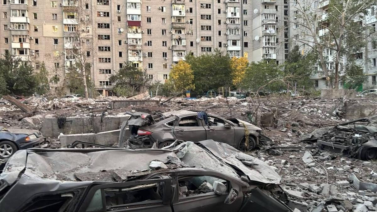 Массированный удар РФ по Кременчугу: в городе – масштабные разрушения, есть погибшие.