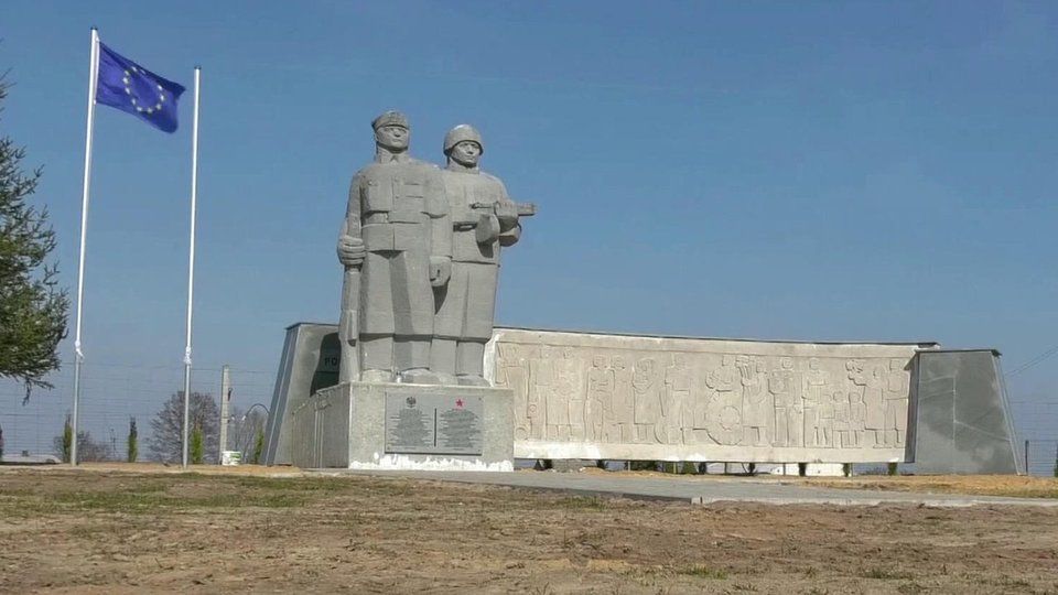 Поляк спас от сноса памятник победителям фашизма, поставив его на своем участке.