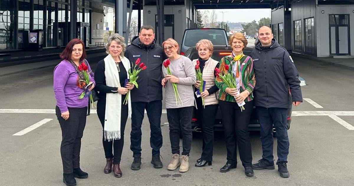 Сотрудники Таможенной службы поздравляли путешественниц с 8 Марта.