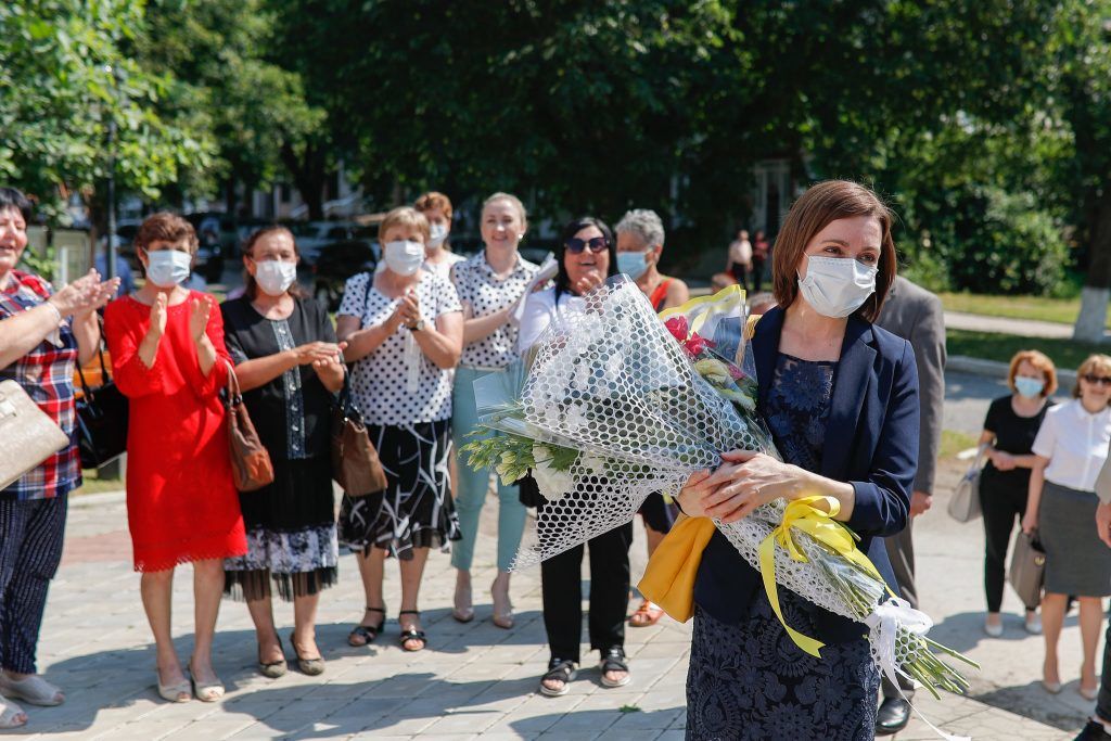 Санду посетила родной район, поблагодарив граждан за явку на выборы.