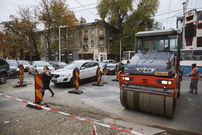 Trafic suspendat pe o porțiune a străzii Vlaicu Pârcălab. Foto: UNIMEDIA / Igor Rotari